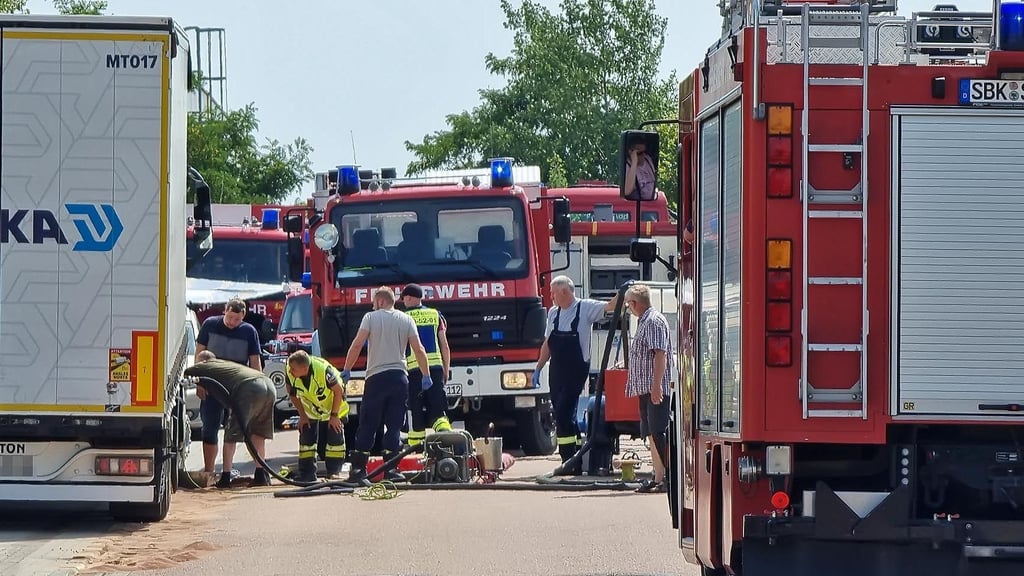 Ein Großaufgebot der Feuerwehr ist zum Eindämmen von austretenden Kraftstoffen in die Daimlerstraße gekommen.