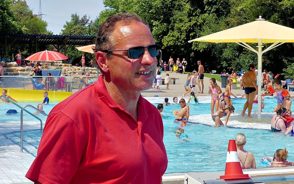 Schwimmmeister Jens Reick hat die über 1.000 Badegäste im Blick.