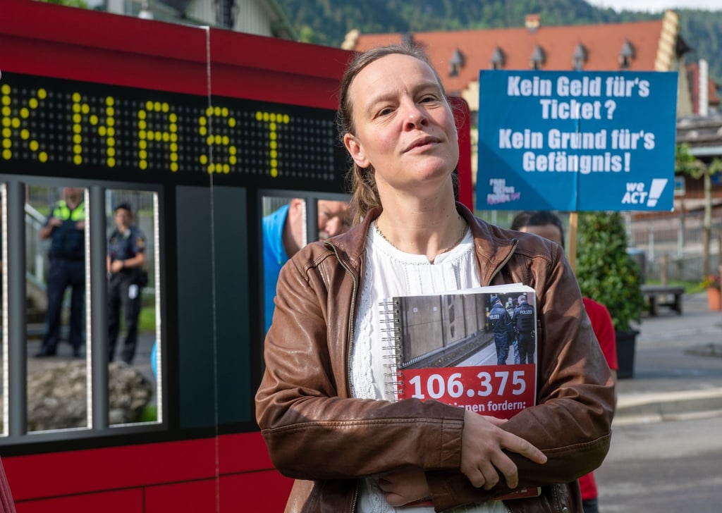 Berlins Justizsenatorin Lena Kreck (Linke) hält eine Unterschriftenliste gegen Gefängnisstrafen für Schwarzfahrer im Arm.