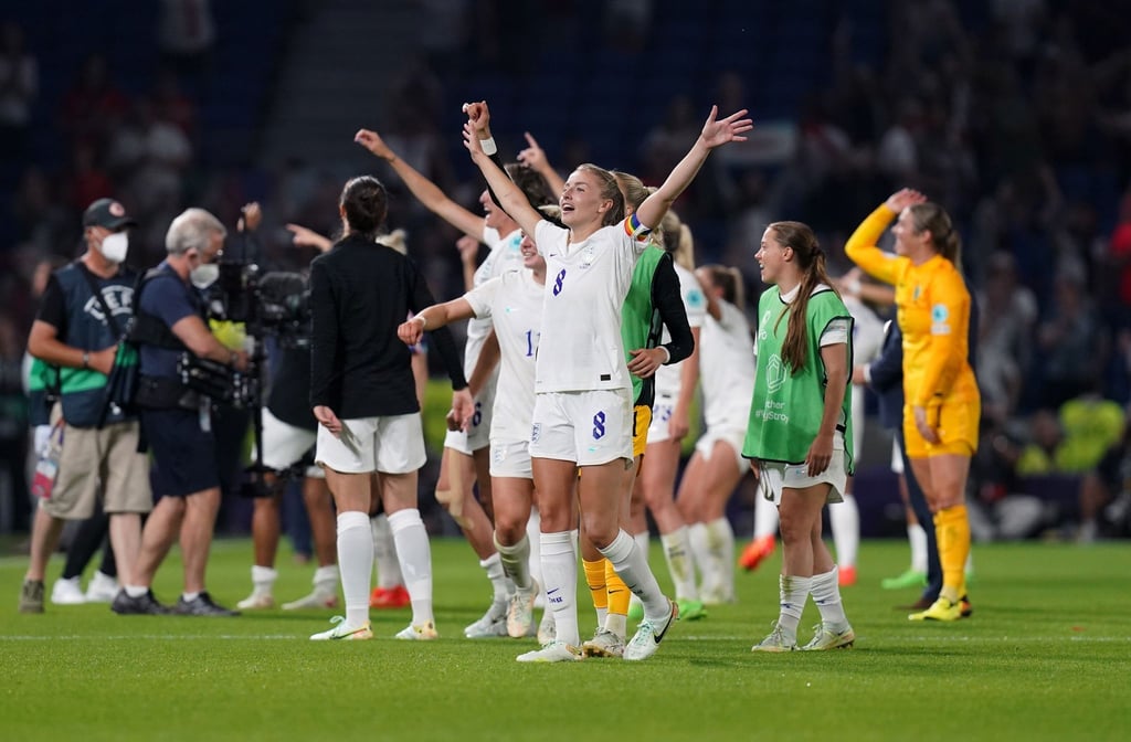 Englands Leah Williamson jubelt nach dem Schlusspfiff über den Halbfinaleinzug.