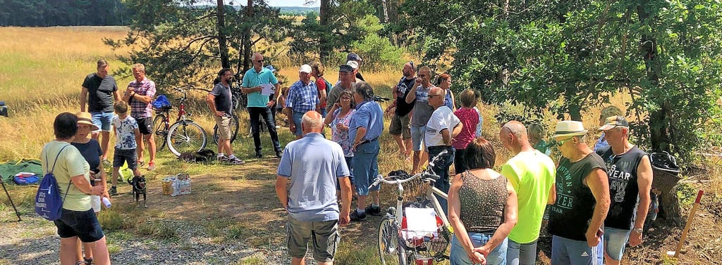 Etwa 40 Bewohner von Eickendorf, Etingen, Kathendorf, Wegenstedt, Rätzlingen und Oebisfelde waren vor kurzem dem Aufruf des Umweltvereins zum Sonntagspicknick gefolgt. Bei einem Spaziergang wurde den Anwesenden gezeigt, dass der Steinbruch bis 40 Meter an Eickendorf heranrücken würde.