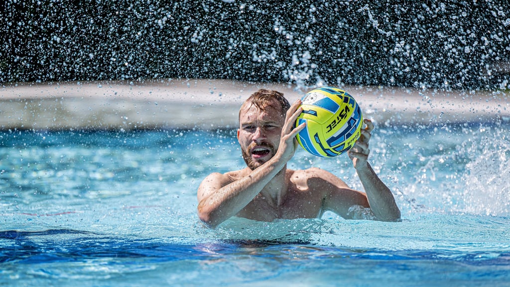 Hatte (noch) Spaß mit RB im Pool und Trainingslager: RB-Wasserballer Konrad Laimer