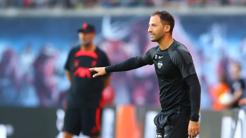 RB-Trainer Domenico Tedesco beim Test gegen Liverpool und dessen Coach Jürgen Klopp