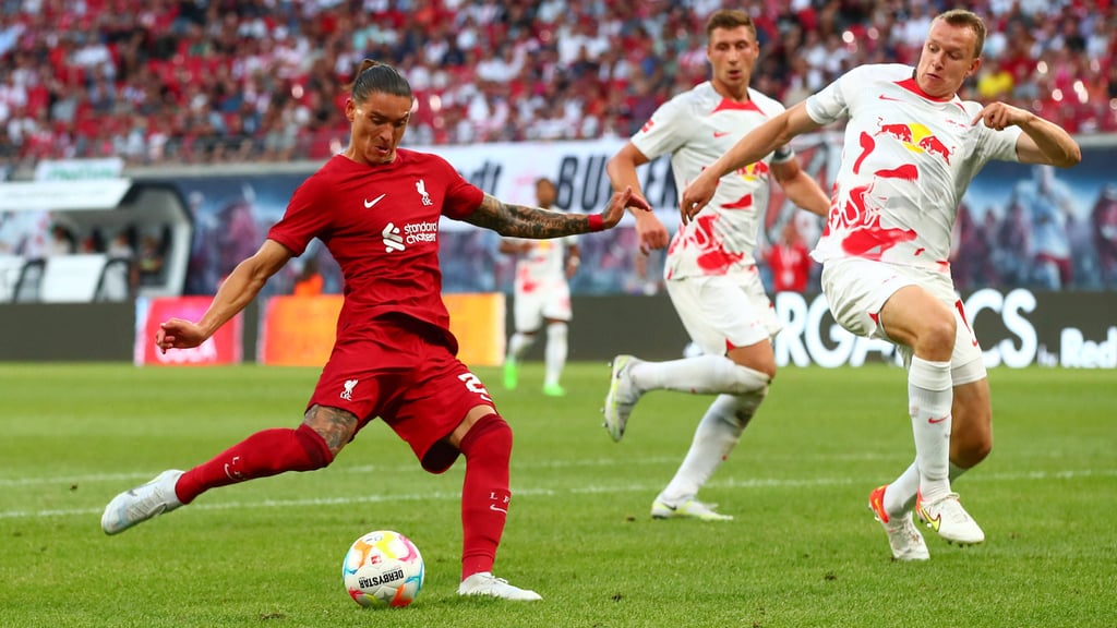 Schießt sich für die Saison warm: Darwin Nunez gegen Lukas Klostermann.