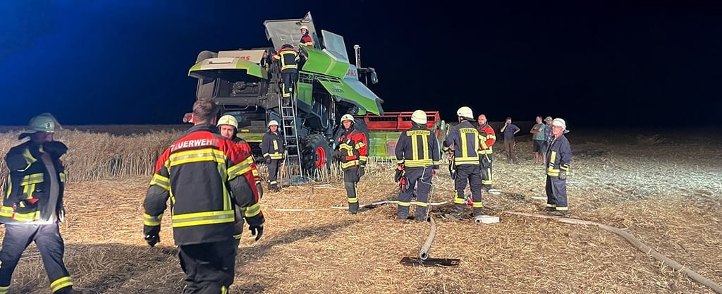 Etwas mehr als vier Stunden haben die 50 Einsatzkräfte gebraucht, um das Feuer zu löschen. Immer wieder gab Rauchentwicklung.
