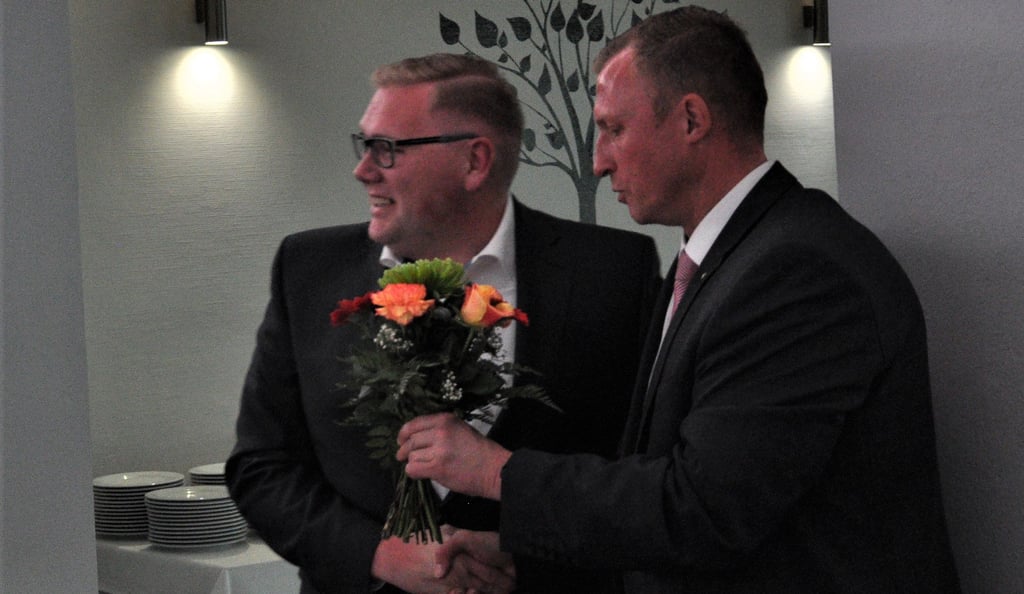 Alexander Otto (links) als neuer Stadtverbandsvorsitzender bei der Amtsübernahme von seinem Vorgänger Thomas Barz. 