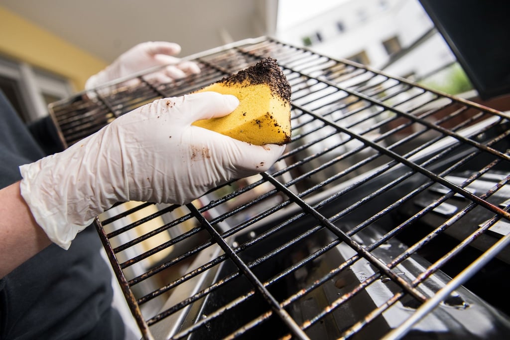 Kaffeesatz lässt sich als Scheuermittel für Grillrost und Herdplatte weiterverwenden. Ceran- oder Glaskeramikplatten sollte man aber besser nicht damit schrubben. Sonst drohen Kratzer.