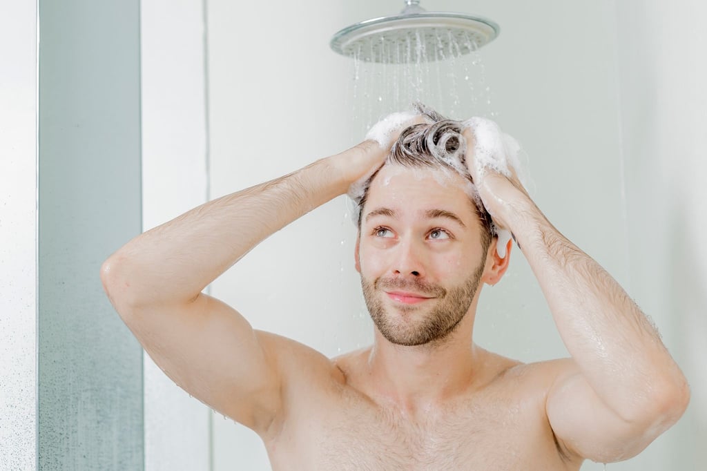 Die tägliche Dusche gehört für viele dazu. Wie viel Wasser und Energie sie am Ende braucht, hängt vom eigenen Duschverhalten ab.