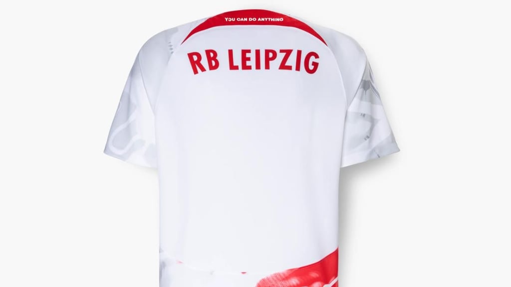 Der markante Trapezkragen mit dem Vereinsslogan auf der Rückseite des Trikots.