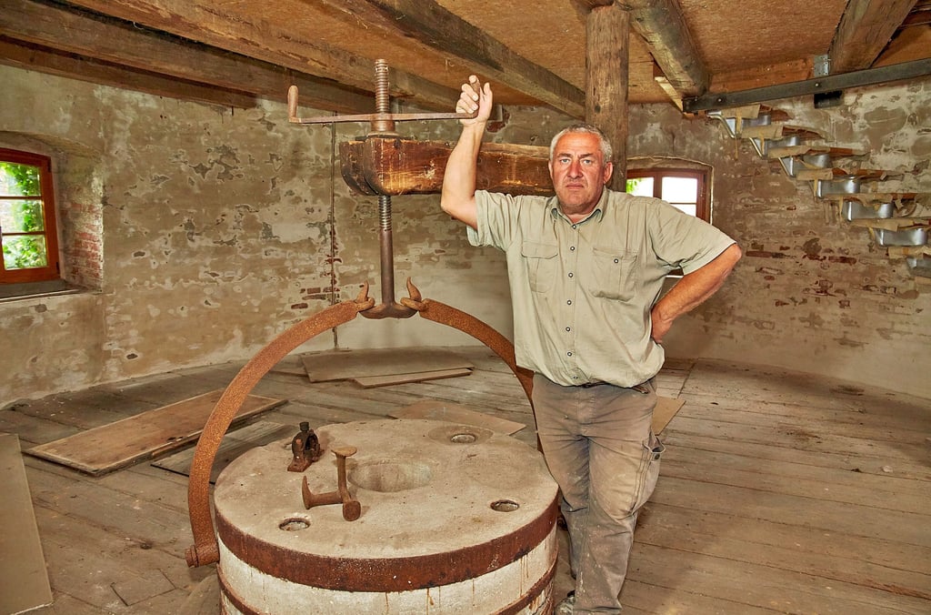 Baalberges Ortsbürgermeister Heiko Scharf im Inneren der Turmwindmühle in Baalberge. Seit mehr als 30 Jahren steht sie leer.