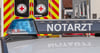 Fahrzeuge von Rettungskräfte und Notarzt an einem Unfallort