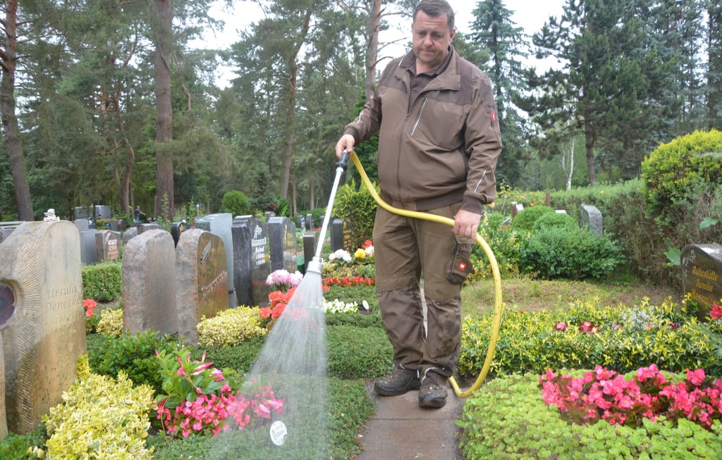 André Burmester bewässert die Gräber auf dem Burger Ostfriedhof jetzt vor 10 und nach 19 Uhr.