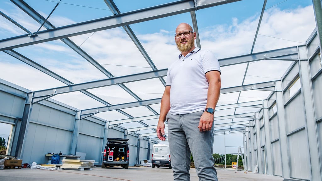 Unternehmer Stefan Oertel in der momentan noch im Bau befindlichen Produktionshalle im Gräfenhainichener Gadewitzer Weg.