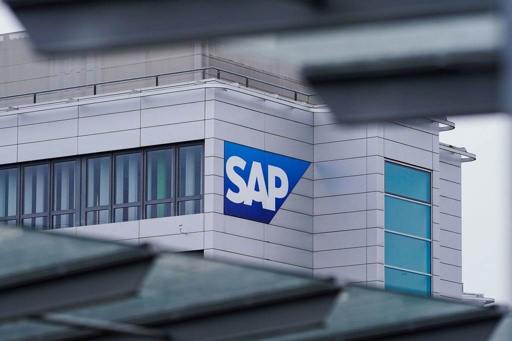 Ein Logo des Softwarekonzerns SAP ist am Hauptgebäude in Walldorf angebracht.