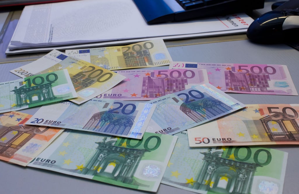 Wer weiß, wie moderne Euro-Noten aussehen, kann bei falschen Scheinen schnell reagieren.