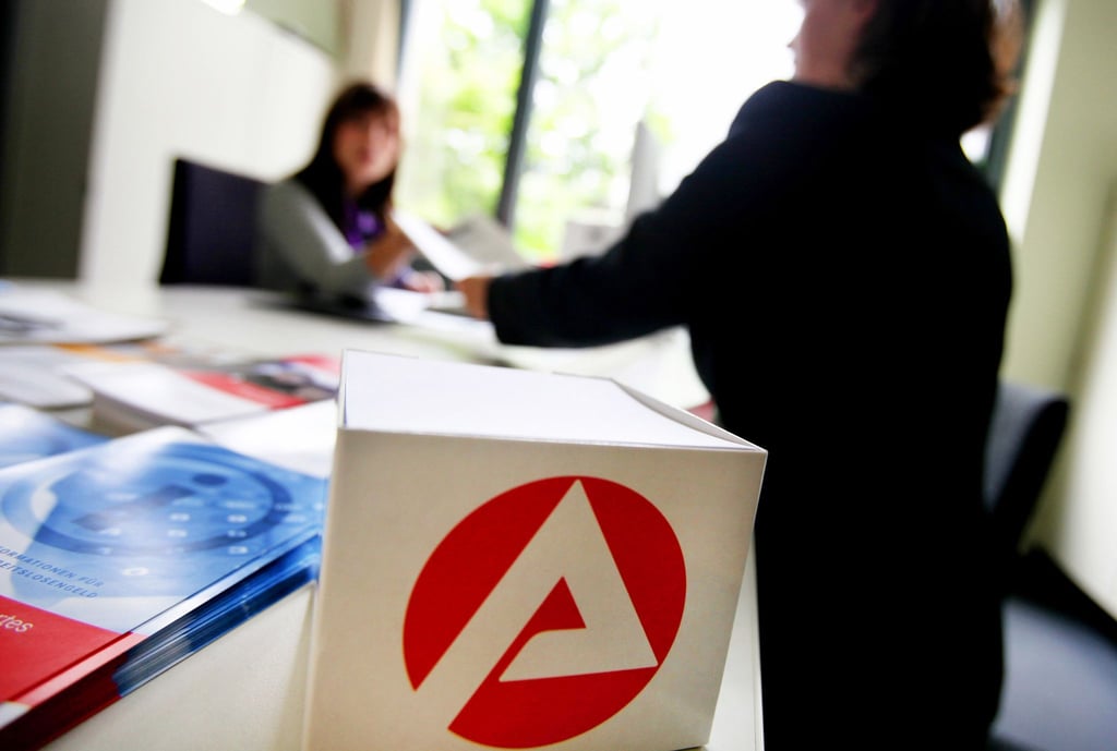 Eine Mitarbeiterin der Bundesagentur für Arbeit in Düsseldorf berät eine Kundin.