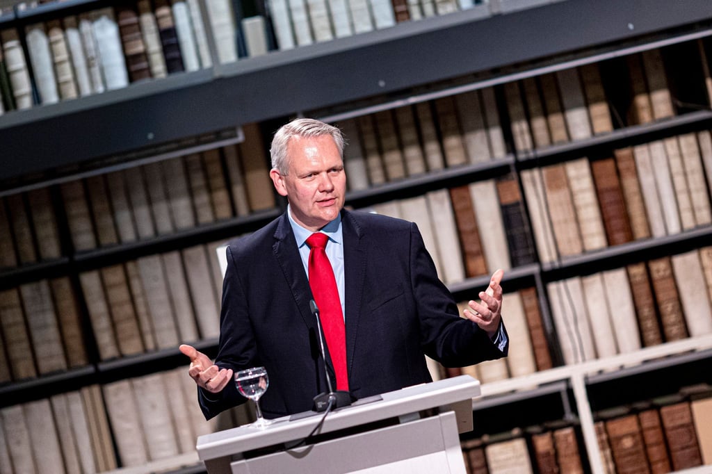 Niedersachsens Wissenschaftsminister Björn Thümler (CDU) hält eine Rede in einer Bibliothek.