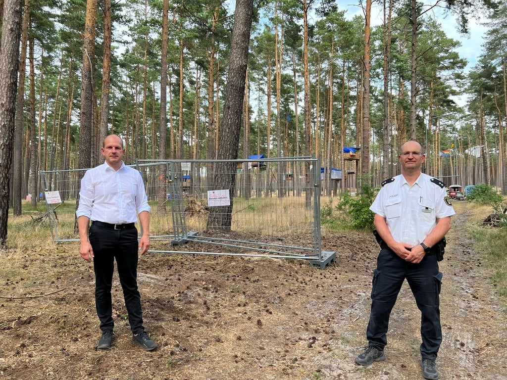 Kamen, um das die Teilnehmer des Protestcamps im Losser Forst des Waldes zu verweisen: Sebastian Stoll, Erster Beigeordneter des Stendaler Landrats (links), und Carsten Töpfer, Leiter des Polizeireviers Stendal.
