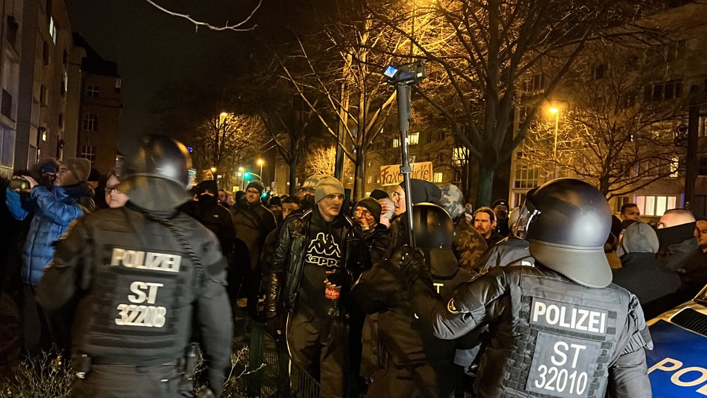 Februar 2022 in der Magdeburger Innenstadt: Polizisten begleiten eine Demonstration gegen die Maßnahmen zur Eindämmung der Corona-Pandemie.