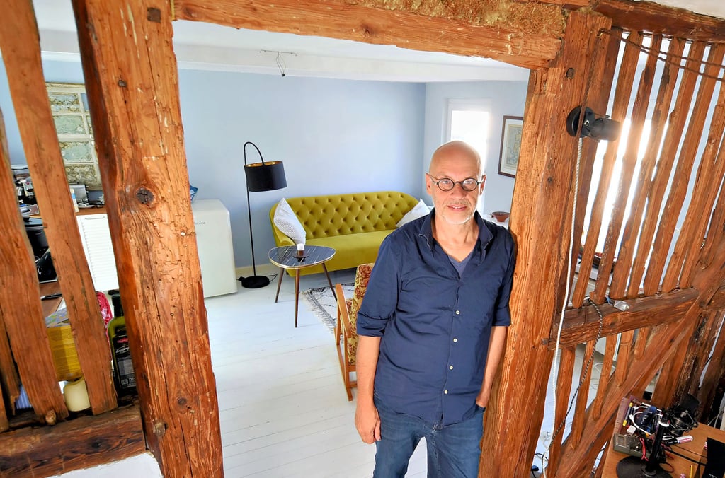In mühevoller Arbeit hat Folkert Uhde das Holzständerwerk freigelegt. Es war unter einer zentimeterdicken Gipsschicht verborgen.
