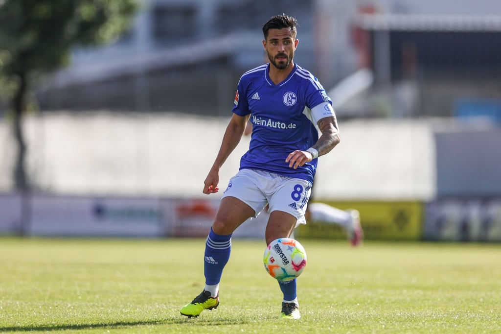 Bundesliga-Rückkehrer FC Schalke 04 geht auch in die kommende Saison mit Danny Latza als Spielführer in die Spielzeit.
