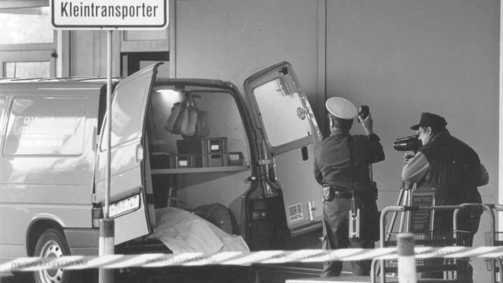 Nach dem Doppelmord 1997 in Halle-Peißen an der Metro suchen Experten der Kripo nach Spuren im Laderaum des überfallenen Werttransporters.