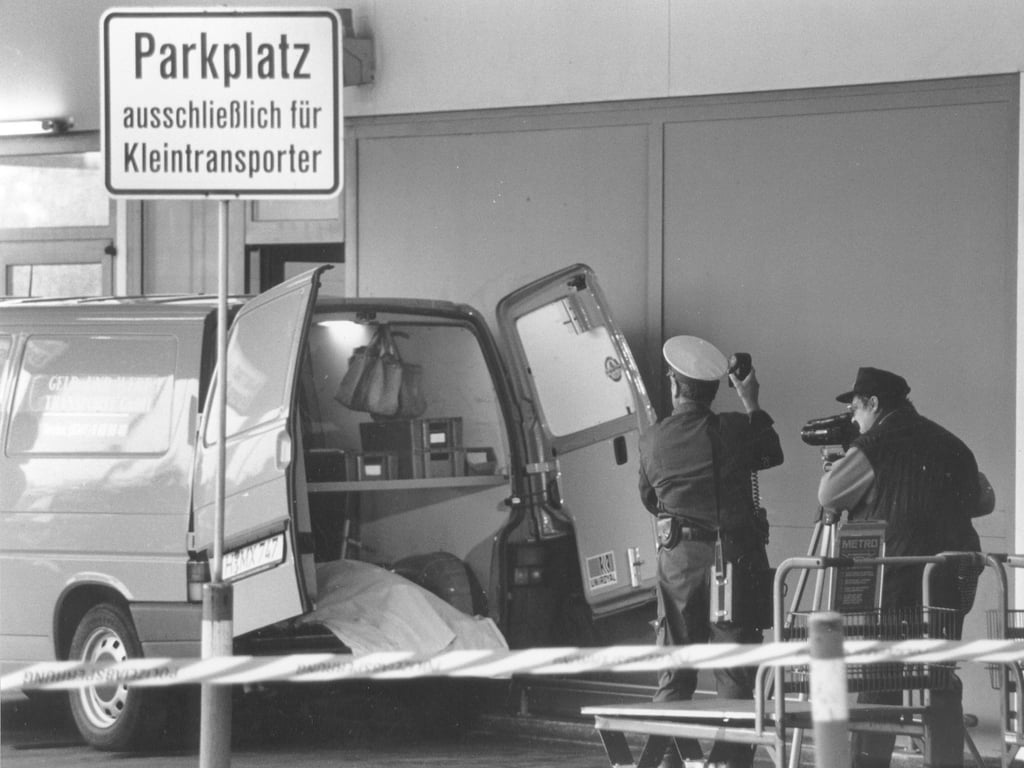Nach dem Doppelmord 1997 in Halle-Peißen an der Metro suchen Experten der Kripo nach Spuren im Laderaum des überfallenen Werttransporters.