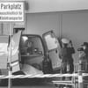 Nach dem Doppelmord 1997 in Halle-Peißen an der Metro suchen Experten der Kripo nach Spuren im Laderaum des überfallenen Werttransporters.