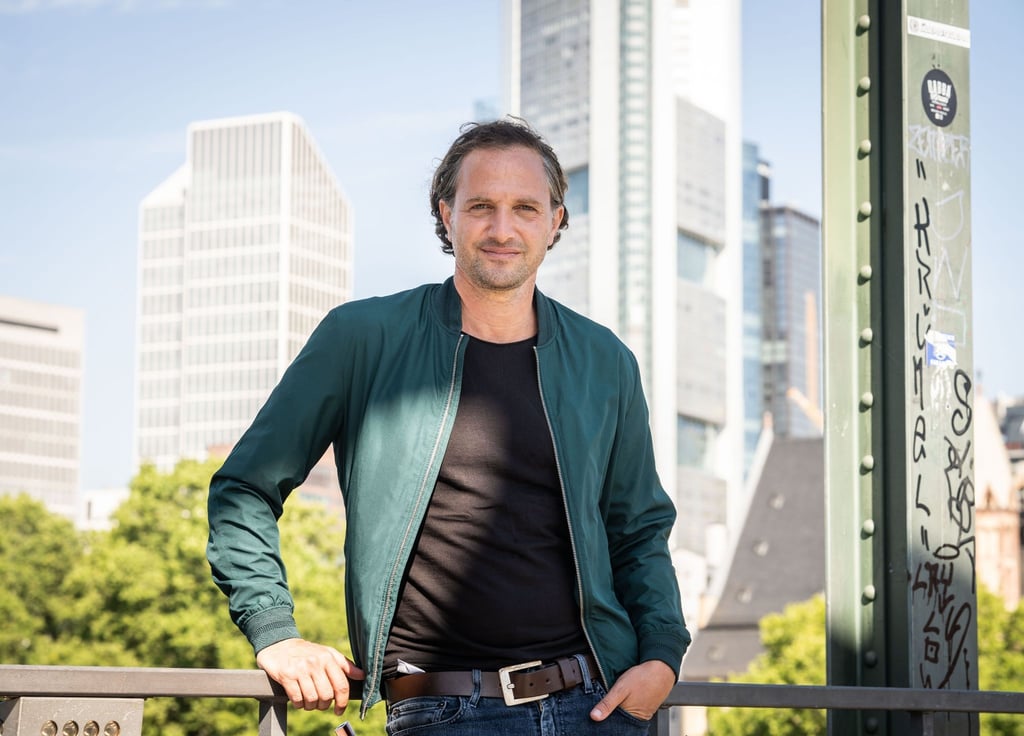 Der in Frankfurt am Main geborene Schauspieler Saro Emirze.