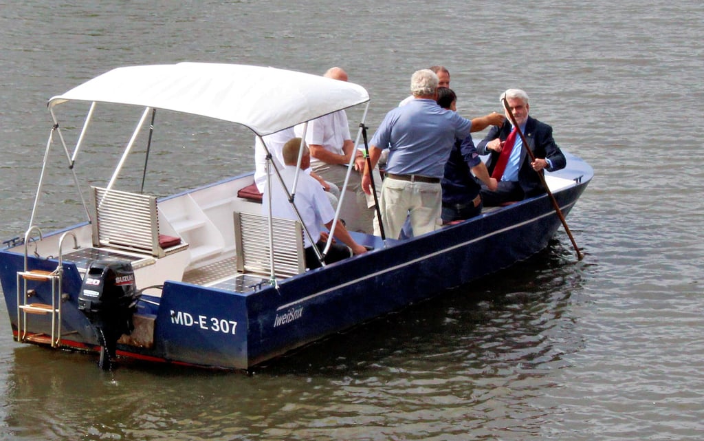 Kommunal-, Kreis- und Landespolitiker in einem Boot. Umweltminister Armin Willingmann (vorn) konnten sich mittels eines Staken davon überzeugen, dass wenige Zentimeter unter dem Wasser die Schlammschicht beginnt.