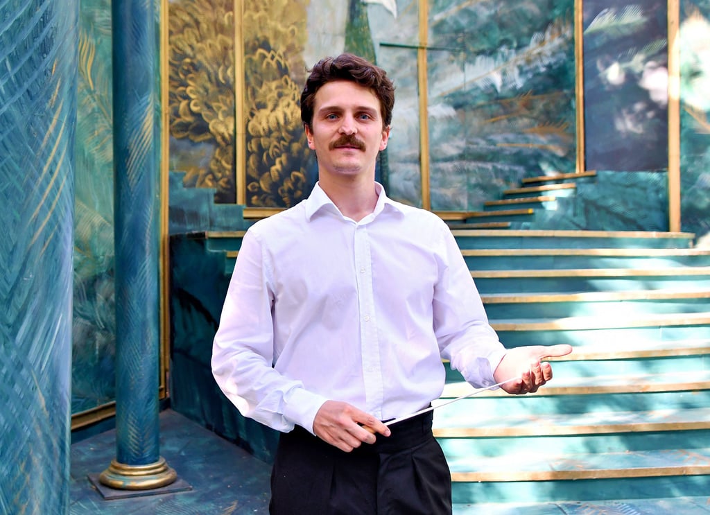 Dionysis Pantis aus Thessaloniki ist beim diesjährigen Schönebecker Operettensommer der Dirigent des Orchesters, welches auf der Waldbühne des Bierer Berges die musikalische Begleitung zu der Operette „Die lustige Witwe“ spielt.