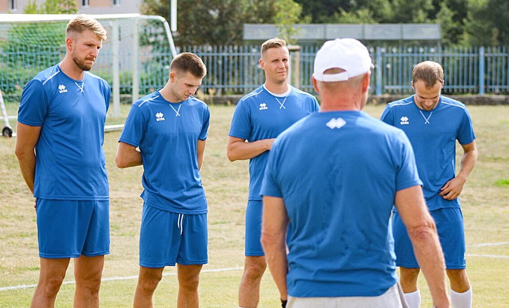 Trainer Uwe Jungandreas begrüßt das Team zum Trainingsauftakt im Paul-Greifzu-Stadion.