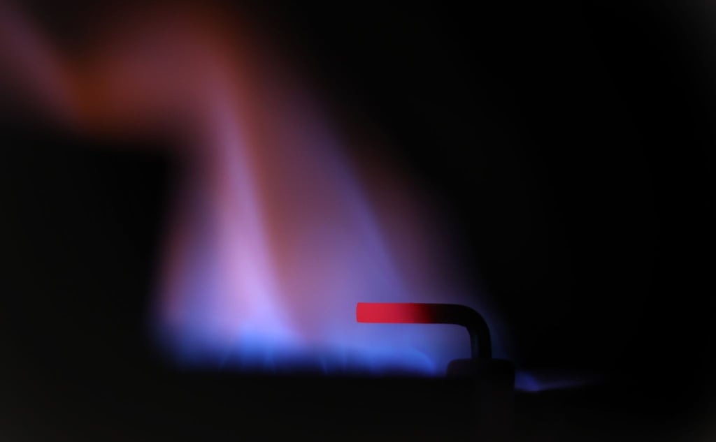 Gasflamme in einem Durchlauferhitzer. Wegen steigender Energiekosten holen sich viel mehr Bürger als früher Rat von Fachleuten, um den Verbrauch zu reduzieren.