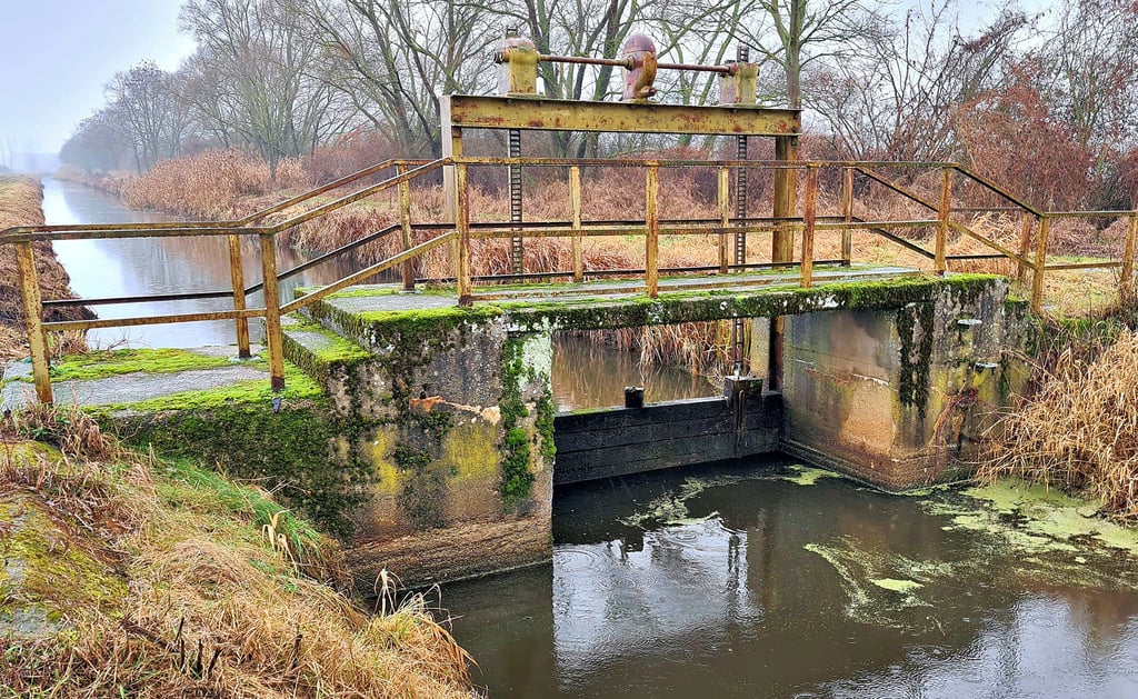 Stauanlage aus DDR-Zeiten nördlich von Salzwedel, fotografiert in der kühleren Jahreszeit: Da die Eigentumsverhältnisse und die Zuständigkeit für die Stauanlagen nicht geklärt sind, werden sie trotz zunehmender Wasserknappheit im Altmarkkreis nicht zur Rückhaltung von Wasser genutzt.