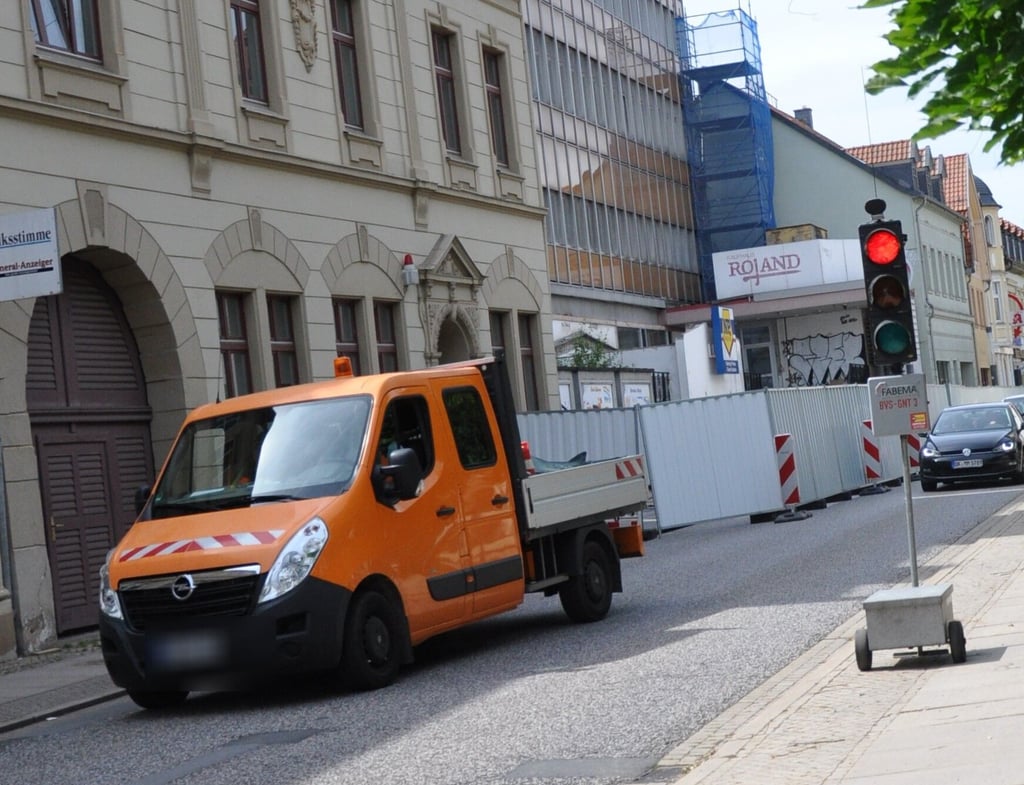 Halbseitige Sperrung vorm Rolandkaufhaus auf Grund der Abrissarbeiten.