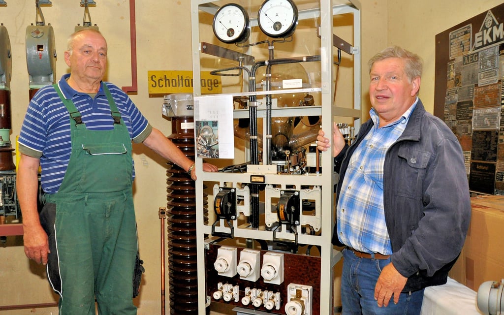 Franz Ferdinand Radmacher und Ernst Stephan (v.l.) an dem alten Quecksilberdampfgleichrichter im Vereinsgebäude.