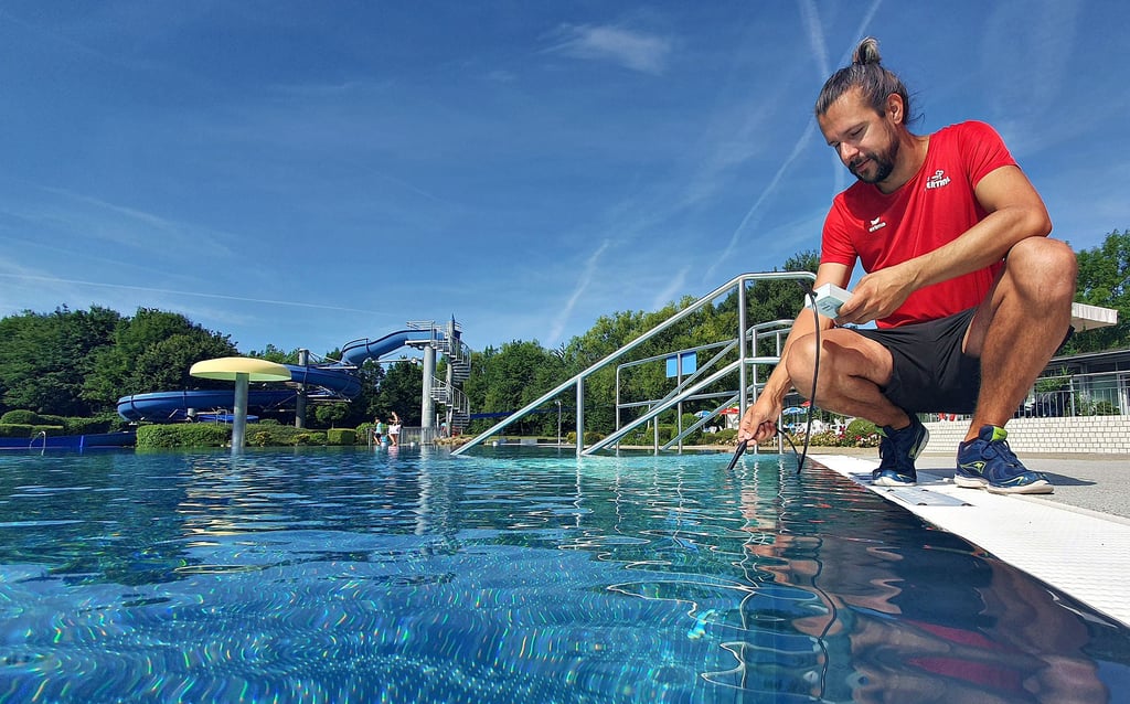 Vor dem Ansturm: Sebastian Aderhold misst die Wassertemperatur. Der Harzgeröder hat die Ausbildung schon vor einem halben Jahr abgeschlossen.