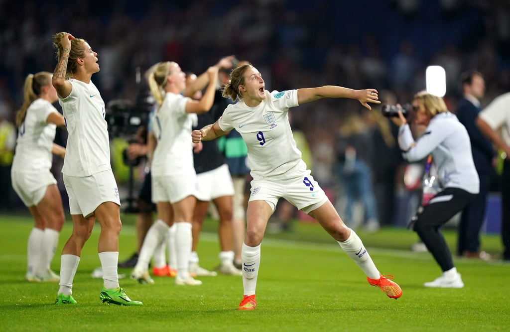 Englands Ellen White (9) jubelt nach dem Spiel.