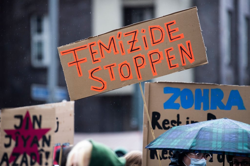 Im Jahr 2020 wurden laut BKA 139 Frauen von ihren Partnern getötet. Die Frauenrechtsorganisation Terre de Femmes fordert mehr staatliche Anstrengungen im Kampf gegen Femizide.