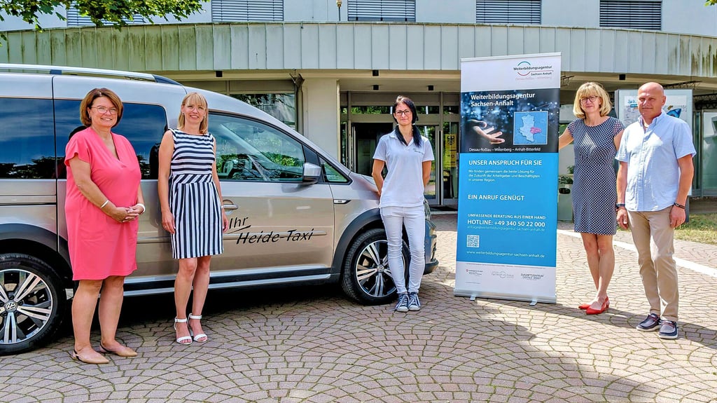 Karin Freytag von der Landesinitiative, Britta Kießling vom Arbeitgeberservice, angehende Busfahrerin Nicole Jahnke, Arbeitsagenturchefin Birgit Ruhland und Taxiunternehmer Frank Zosgornik (v.l.) vor der Arbeitsagentur Wittenberg.