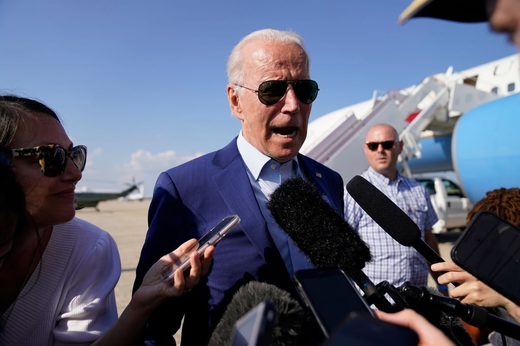 US-Präsident Joe Biden spricht auf der Andrews Air Force Base mit Medienvertretern.
