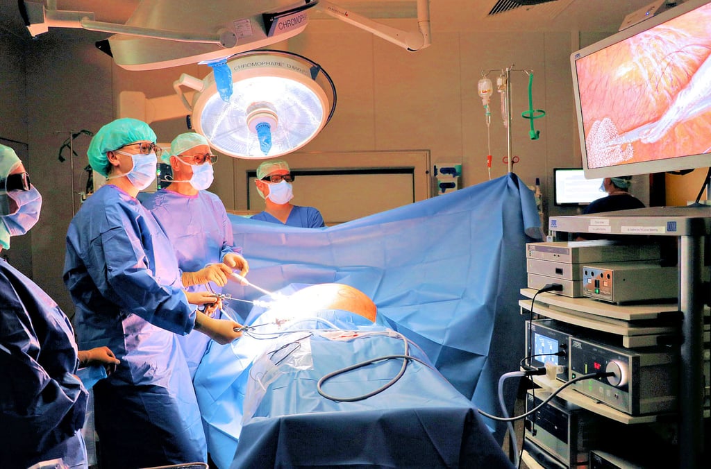 Chefarzt Dr. Peter Nartschik und Oberärztin Stefanie Kalisch bei einer OP im 3-D-Bildgebungsverfahren im Darmzentrum Harz.