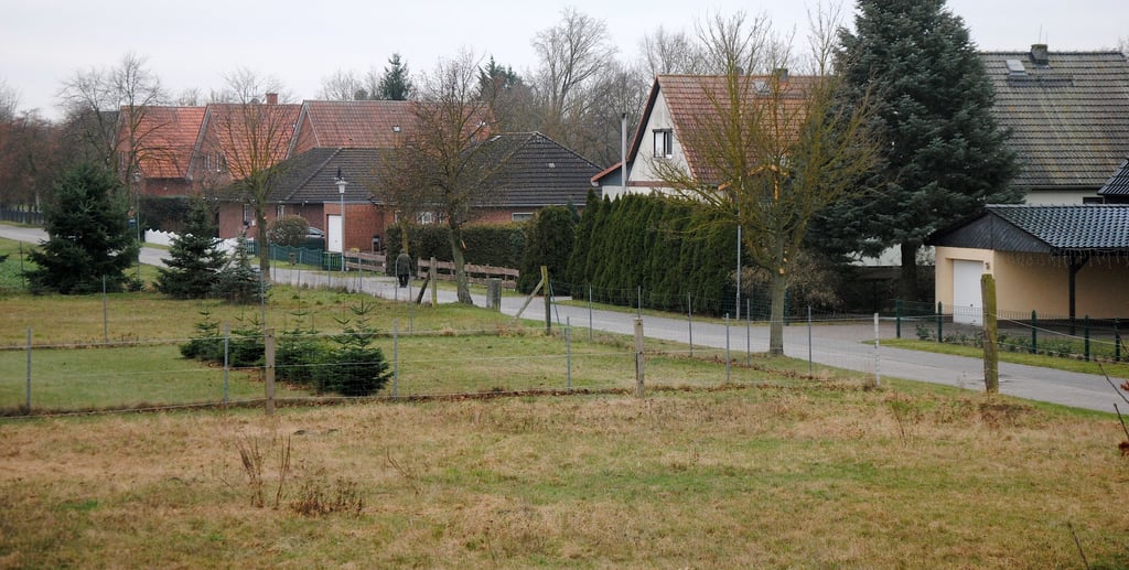 Die geplanten Bauplätze an der Straße Am Dornbusch in Winterfeld werden nicht im Bereich der Regenauffangfläche ausgewiesen, die Winterfeld vor einem möglichen Hochwasser schützen soll.