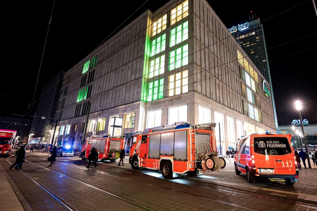 Mehrere Fahrzeuge der Feuerwehr stehen vor der Galeria Kaufhof am Alexanderplatz.