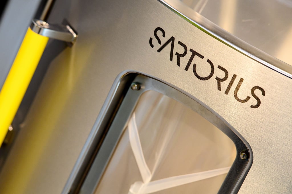 Das Logo des Pharma- und Laborausrüsters Sartorius auf einem Bioreaktor.