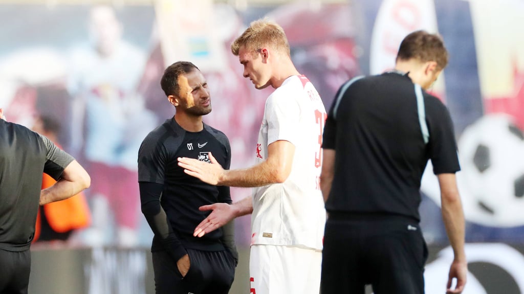 Schlag auf den Spann: Alexander Sörloth erklärt Trainer Domenico Tedesco, weshalb er raus muss.