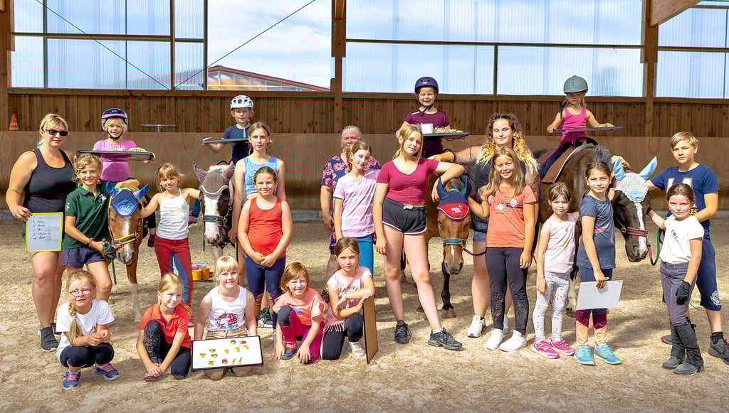 17 Kinder nehmen in der ersten Ferienwoche das Angebot des Reitverein Zeitz-Bergisdorf an und werden zum „Ponyversteher“.