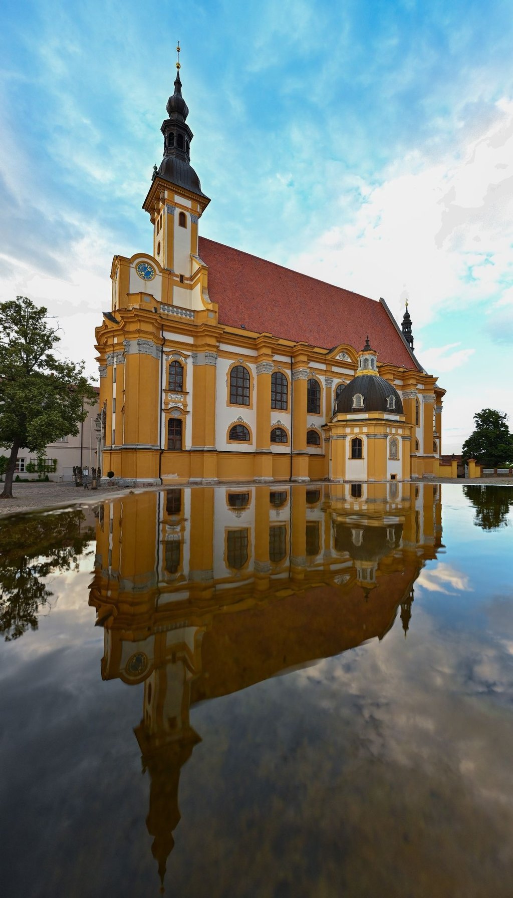 Die katholische Kirche vom Kloster Neuzelle. (dpa zu "Musiktheaterfestival Oper Oder Spree startet in Neuzelle mit Händel")