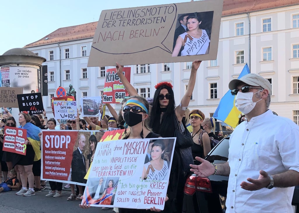 Der russische Opernstar Anna Netrebko hat nicht nur Fans: Demonstranten werfen ihr Nähe zu Putin vor.