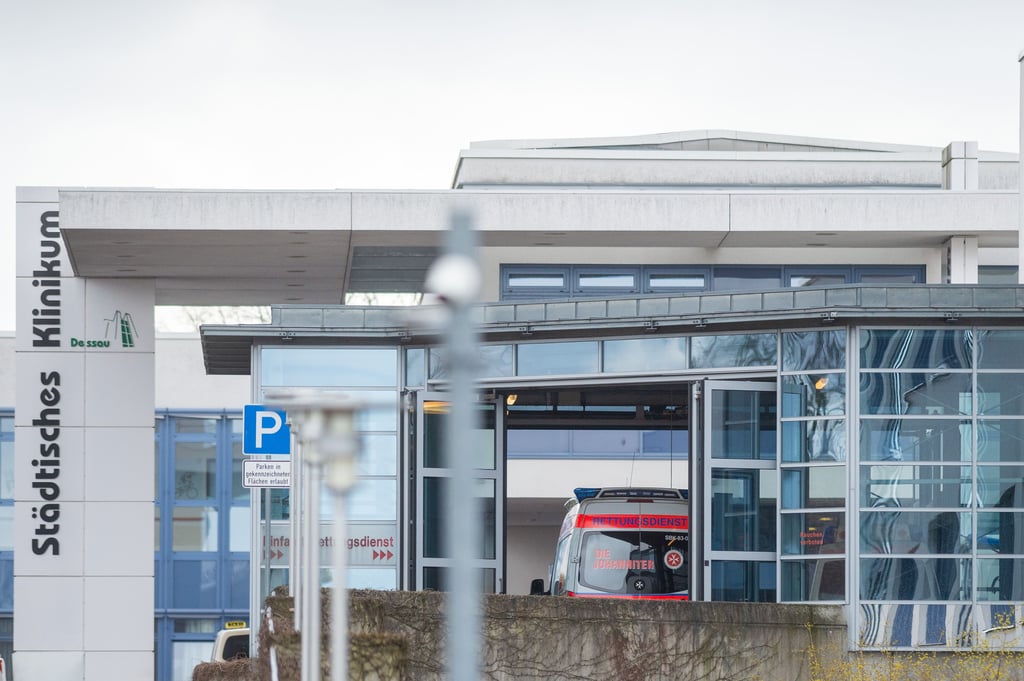 Ein Krankentransportwagen im Einsatz am Dessauer Klinikum.